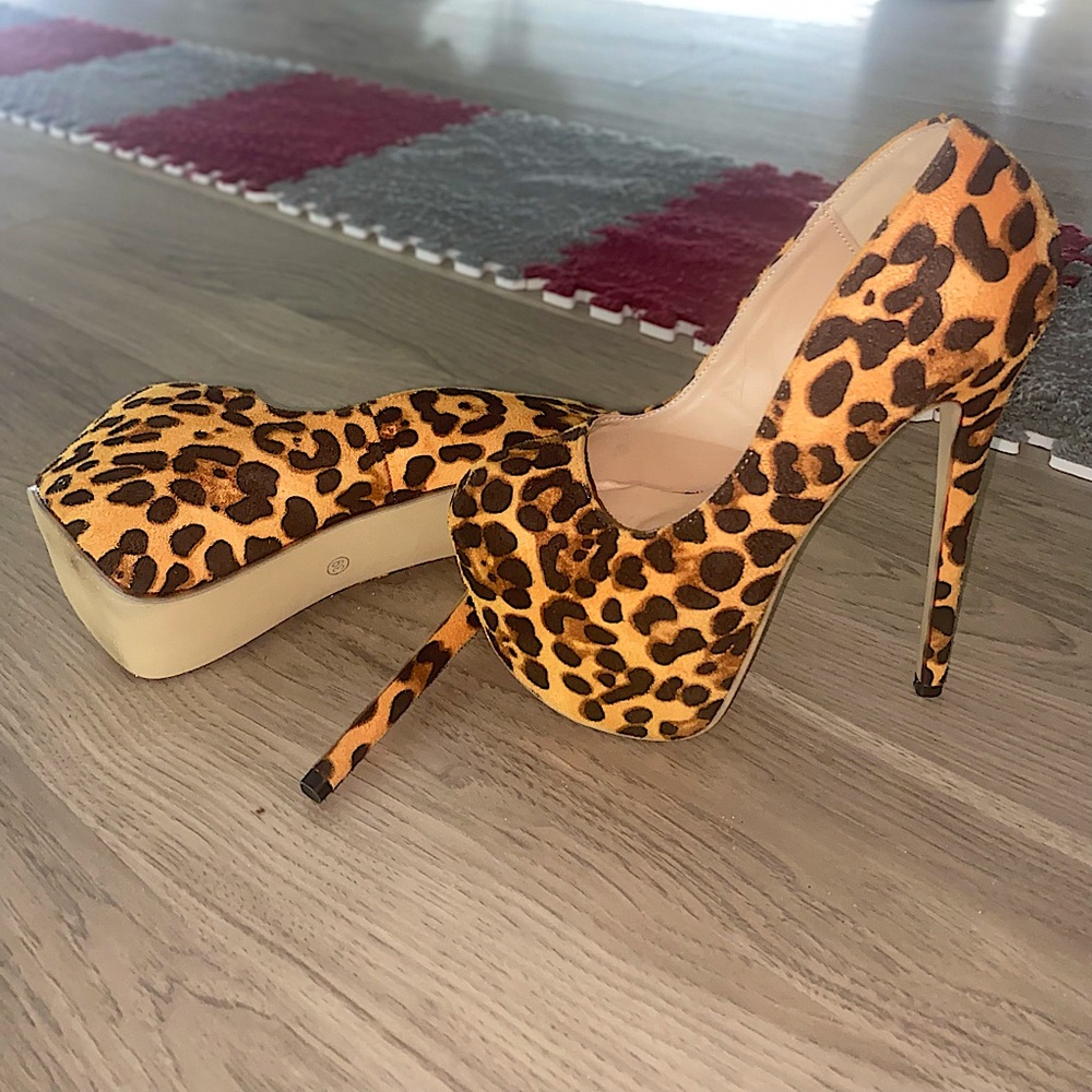 Sexy LEOPARD print pumps SIZE 39
BRAND NEW